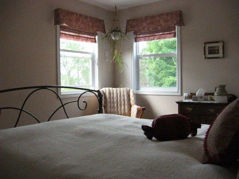 Tulips And Thistle B&B Труро Екстериор снимка
