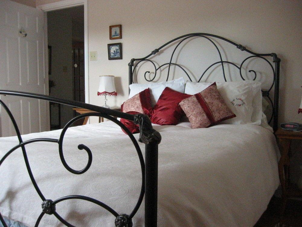 Tulips And Thistle B&B Труро Екстериор снимка