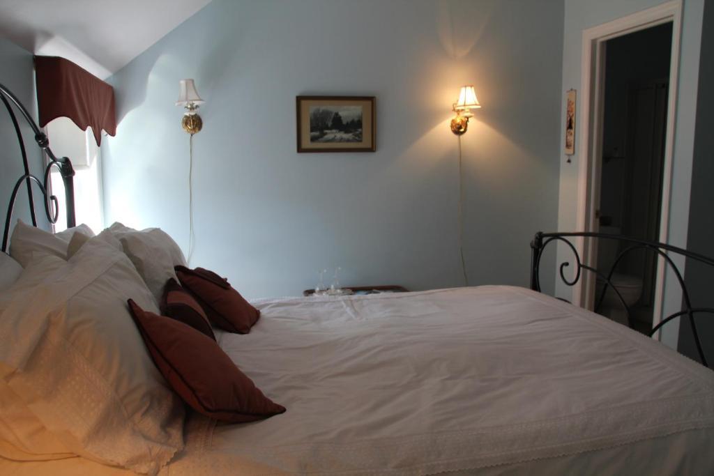 Tulips And Thistle B&B Труро Стая снимка