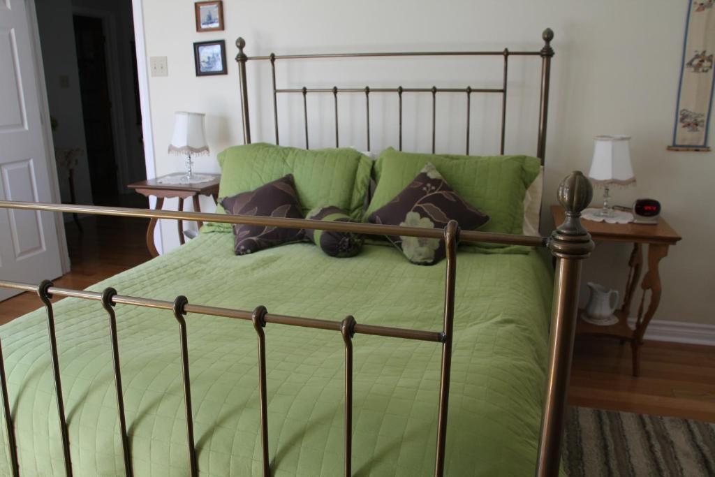 Tulips And Thistle B&B Труро Стая снимка