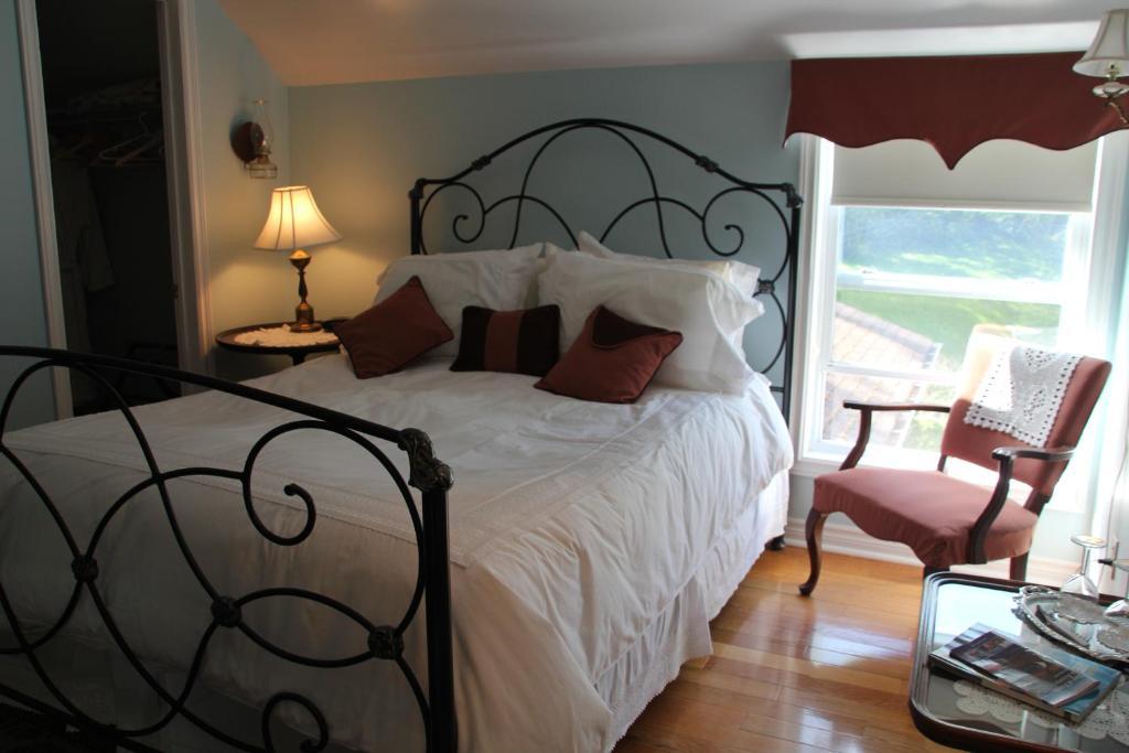 Tulips And Thistle B&B Труро Стая снимка