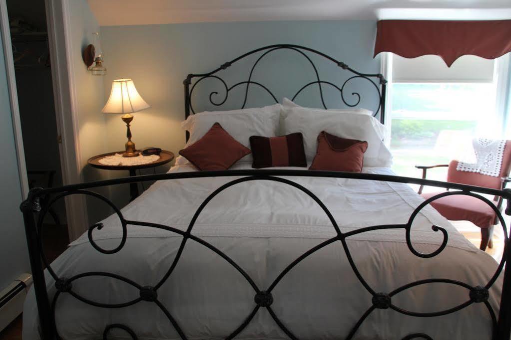 Tulips And Thistle B&B Труро Екстериор снимка